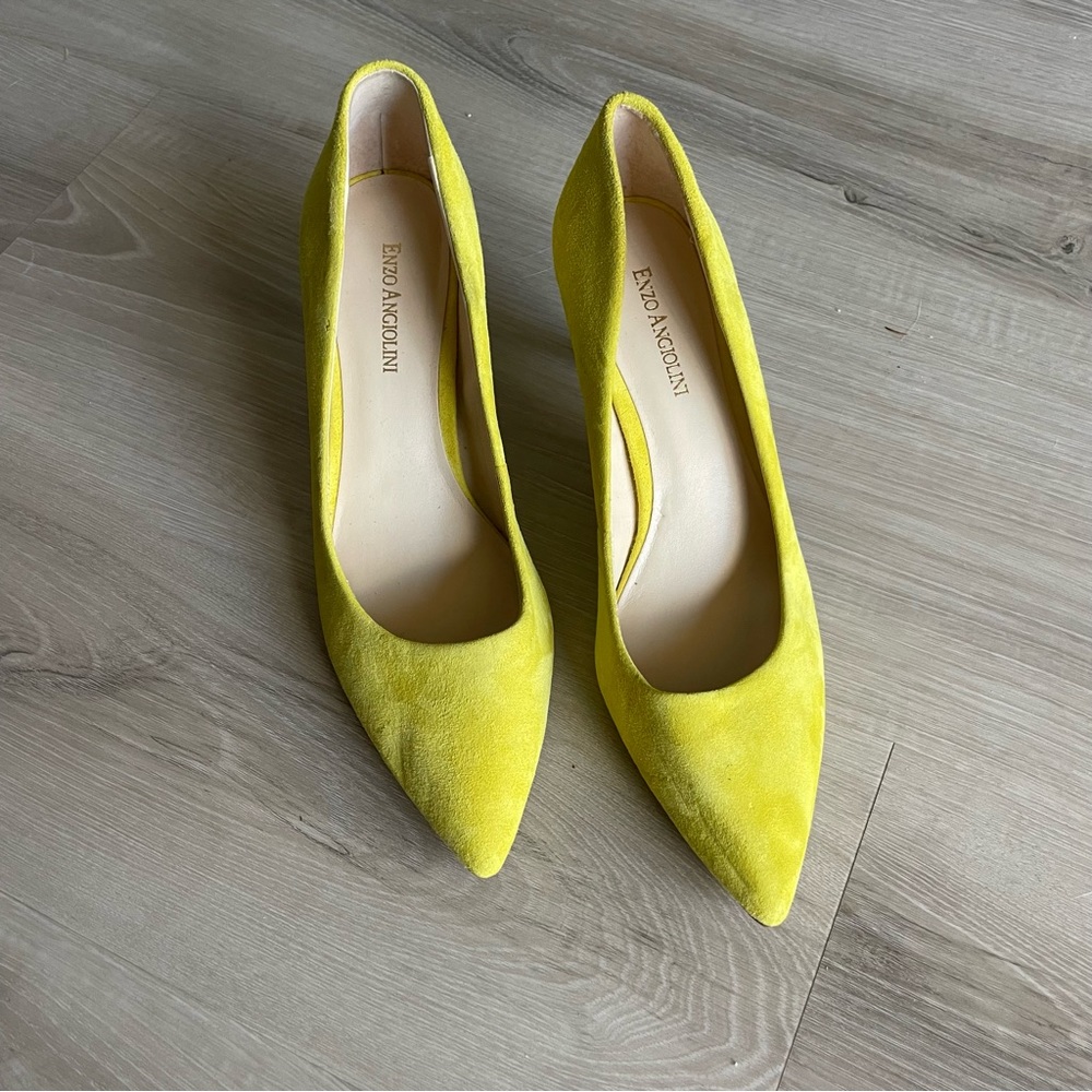 Suede yellow pumps (leather)